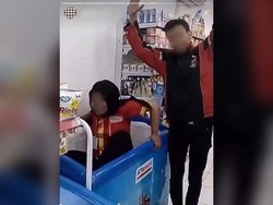 Heboh Foto Karyawan Duduki Freezer Nugget, Alfamart Minta Maaf