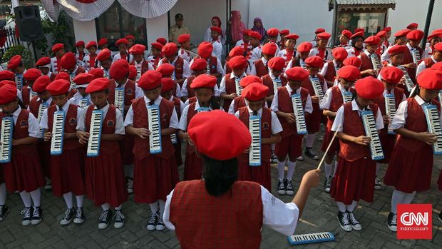 Peringatan Sumpah Pemuda Sejumlah murid SD mengikuti upacara bendera menyambut Hari Sumpah Pemuda di Museum Sumpah Pemuda, Jakarta, Selasa 28 Oktober 2014. Setiap tanggal 28 Oktober selalu diperingati sebagai Hari Sumpah Pemuda untuk mengenang jasa dan perjuangan para pemuda dalam Kongres Pemuda Indonesia kedua pada 28 Oktober 1928 sebagai proses kelahiran bangsa Indonesia. CNN Indonesia/Adhi Wicaksono.