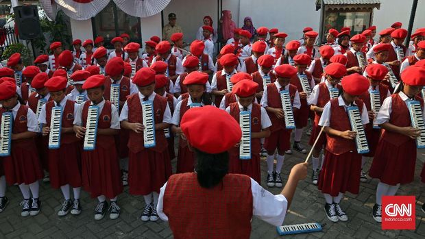 Sejumlah murid SD mengikuti upacara bendera menyambut Hari Sumpah Pemuda di Museum Sumpah Pemuda, Jakarta, Selasa 28 Oktober 2014. Setiap tanggal 28 Oktober selalu diperingati sebagai Hari Sumpah Pemuda untuk mengenang jasa dan perjuangan para pemuda dalam Kongres Pemuda Indonesia kedua pada 28 Oktober 1928 sebagai proses kelahiran bangsa Indonesia. CNN Indonesia/Adhi Wicaksono.