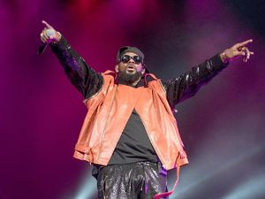 Disoraki Penonton karena Doakan R Kelly, Erykah Badu Bela Diri Disoraki Penonton karena Doakan R Kelly, Erykah Badu Bela Diri