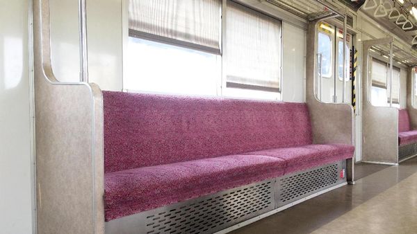 Foto: Meski Empuk, Bangku KRL Ini Bukan untuk Selonjoran