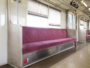 Foto: Meski Empuk, Bangku KRL Ini Bukan untuk Selonjoran