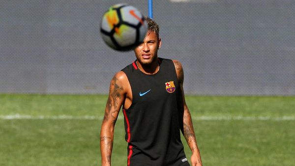 Neymar yang sedang Jadi Pusat Perhatian Itu