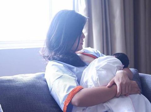 Alasan Bunda Tak Boleh Langsung Menyusui Bayi yang Baru Muntah
