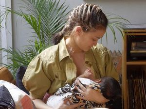 Foto: Deretan Selebriti yang Memilih Menyusui Anaknya