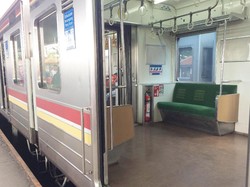 Enggak Habis Pikir, Aksi Larang Penumpang Duduk di KRL dengan Menaruh Tas