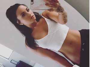 Masa Lalu yang Kelam di Balik Pamer Perut Seksi Demi Lovato
