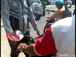 Ditegur Saat Lewat Trotoar, Pemotor Ini Maki-maki Petugas Dishub