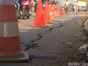 Jalan Matraman Raya Retak, Lalin Dialihkan ke Jalur TransJ