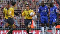 Fabregas mencatatkan namanya lagi sebagai pencetak gol termuda. Pada usia 18 tahun 3 bulan 3 hari, dia menyumbangkan gol untuk Arsenal di edisi 2005. Sial, The Gunners kalah 1-2 dari Chelsea.  (John D McHugh/AFP)