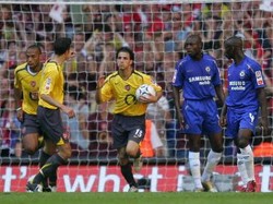 Fabregas mencatatkan namanya lagi sebagai pencetak gol termuda. Pada usia 18 tahun 3 bulan 3 hari, dia menyumbangkan gol untuk Arsenal di edisi 2005. Sial, The Gunners kalah 1-2 dari Chelsea.  (John D McHugh/AFP)