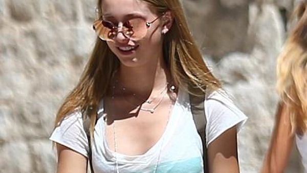 Penampakan Si Cantik Putri Steve Jobs Tampil Seksi