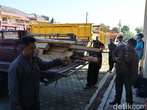 Polisi Blora Amankan Ratusan Potong Kayu Jati Curian