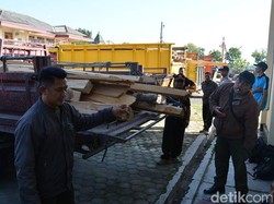 Polisi Blora Amankan Ratusan Potong Kayu Jati Curian