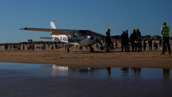 Pesawat Kecil di Portugal Mendarat Darurat di Pantai, 2 Orang Tewas