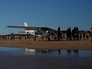 Pesawat Kecil di Portugal Mendarat Darurat di Pantai, 2 Orang Tewas