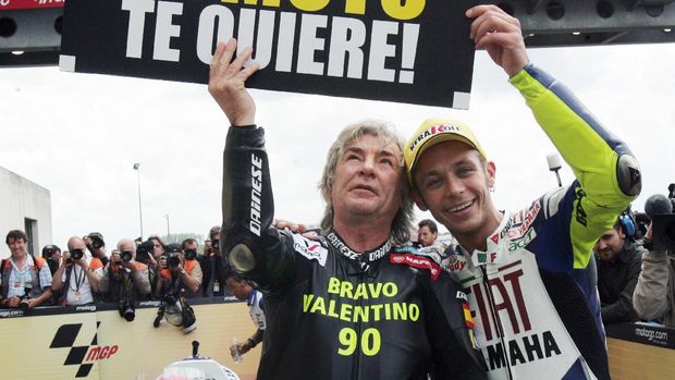 Valentino Rossi ketika merayakan kemenangan ke-90 bersama Angel Nieto.