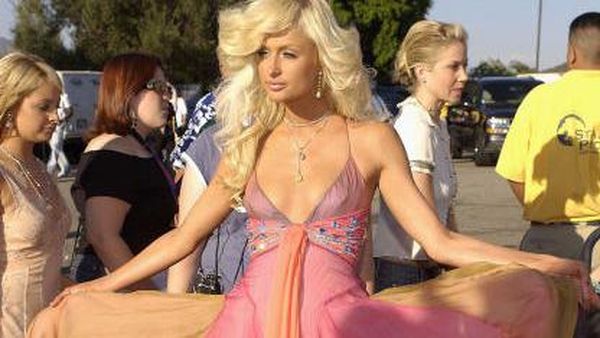 10 Gaya Jadul Paris Hilton yang Paling Ikonik