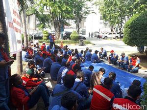 Selawat dan Doa Pekerja JICT yang Mogok di Depan Kantor Selawat dan Doa Pekerja JICT yang Mogok di Depan Kantor