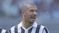 Hanya beberapa hari setelah perekrutan Papin, rekor baru tercipta lagi setelah Gianluca Vialli digaet Juventus dari Sampdoria dengan nilai 12 juta pound sterling (konversi kurs saat ini sekitar Rp 210 miliar). (Foto: Shaun Botterill/Allsport)