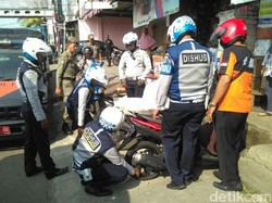 Parkir di Trotoar, 20 Kendaraan di Pasar Minggu Dicabut Pentilnya