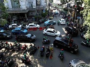 Foto: Ojek Bandel Bikin Macet Jalan Stasiun Sudirman