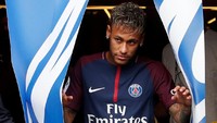 1. Neymar, Barcelona ke PSG pada 2017/2018, seharga 222 juta euro. Foto: Christian Hartmann/REUTERS