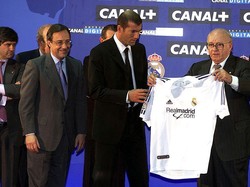 Era Los Galacticos Madrid lanjut ke tahun 2001 ketika Zinedine Zidane jadi pemain termahal dunia dengan 77,5 juta euro (konversi kurs saat ini sekitar Rp 1,22 triliun) saat digaet Madrid dari Juventus. (Foto: Allsport UK/ALLSPORT)