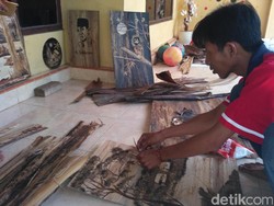 Kreatif, Pria Ini Buat Lukisan Berbahan Pelepah Pisang Kering