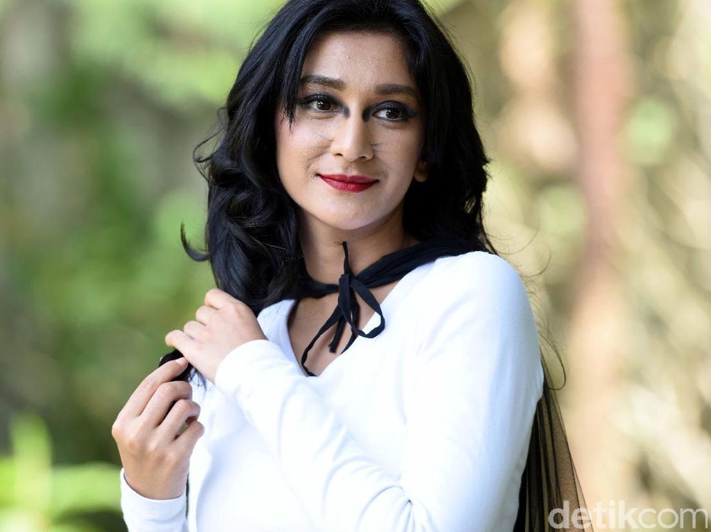 Jarang Terlihat Bareng Suami, Fanny Ghassani Bantah Rumah Tangganya Retak Jarang Terlihat Bareng Suami, Fanny Ghassani Bantah Rumah Tangganya Retak