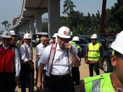 Pembangunan LRT Bikin Jakarta Macet, Luhut: Kami Minta Maaf