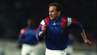 Jean-Pierre Papin sempat menjadi pemain termahal dunia ketika ia direkrut AC Milan dari Marseille dengan nilai transfer 10 juta pound sterling di tahun 1992 (konversi kurs saat ini sekitar Rp 175 miliar). (Foto: Chris Cole/ALLSPORT)