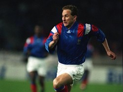 Jean-Pierre Papin sempat menjadi pemain termahal dunia ketika ia direkrut AC Milan dari Marseille dengan nilai transfer 10 juta pound sterling di tahun 1992 (konversi kurs saat ini sekitar Rp 175 miliar). (Foto: Chris Cole/ALLSPORT)