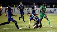 Tak mau kalah, Singo Edan mencoba keluar dari tekanan.