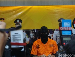 Pakai Penutup Kepala, Ini Penampakan Tora Sudiro yang Jadi Tersangka