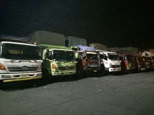 Dishub DKI Wajibkan Truk Pakai Stiker Reflektor
