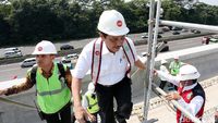 Foto: Dua Menteri Jokowi Tinjau Proyek LRT
