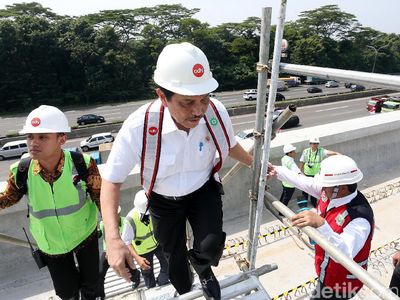 Foto: Dua Menteri Jokowi Tinjau Proyek LRT