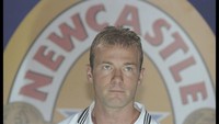 Alan Shearer sempat menjadi pemain termahal dunia tepat setelah Ronaldo pindah ke Barca di tahun 1996. Newcastle United menebusnya 15 juta pound sterling (konversi kurs saat ini sekitar Rp 262 miliar) dari Blackburn Rovers. (Foto: Anton Want/Allsport UK)