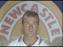 Alan Shearer sempat menjadi pemain termahal dunia tepat setelah Ronaldo pindah ke Barca di tahun 1996. Newcastle United menebusnya 15 juta pound sterling (konversi kurs saat ini sekitar Rp 262 miliar) dari Blackburn Rovers. (Foto: Anton Want/Allsport UK)