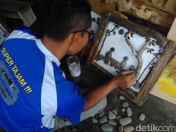 Perupa Ini Hasilkan Karya Seni dengan Batu dari Jepang