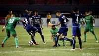 Hingga berakhirnya babak pertama, skor imbang 1-1 bertahan untuk mengantarkan kedua tim menuju ruang ganti dalam jeda paruh laga.