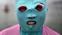 Potret Warga China Pakai Facekini Imbas Suhu Panas Ugal-ugalan