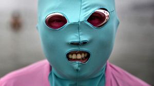 Potret Warga China Pakai Facekini Imbas Suhu Panas Ugal-ugalan