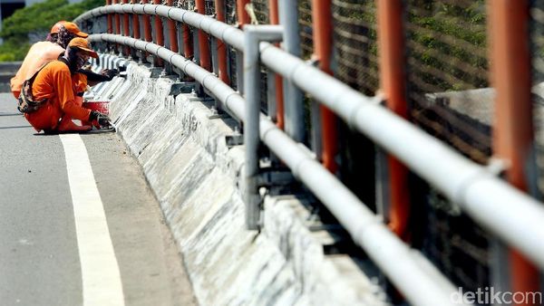 Jelang HUT RI, Flyover Taman Ria Dipercantik