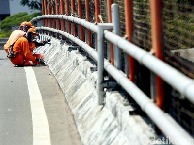 Jelang HUT RI, Flyover Taman Ria Dipercantik