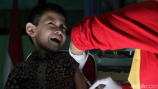 Begini Ekspresi Murid SD Saat Imunisasi Rubella