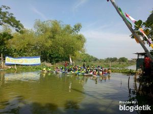 Lomba Dayung Ibu-ibu di Lamongan Ini Perebutkan Hadiah Kambing