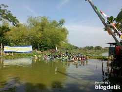 Lomba Dayung Ibu-ibu di Lamongan Ini Perebutkan Hadiah Kambing