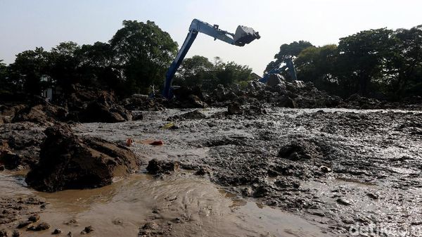 Lumpur Padat Dikeruk dari Setu Lembang